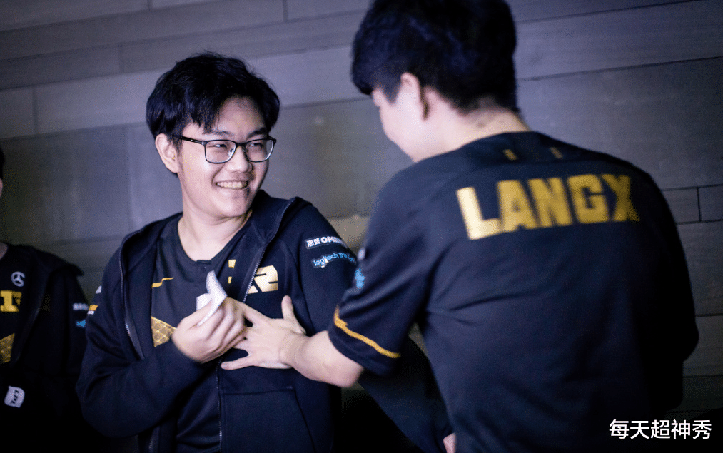 V5险胜CLG，Uzi团战一打五八强赛3:2（洛杉矶）