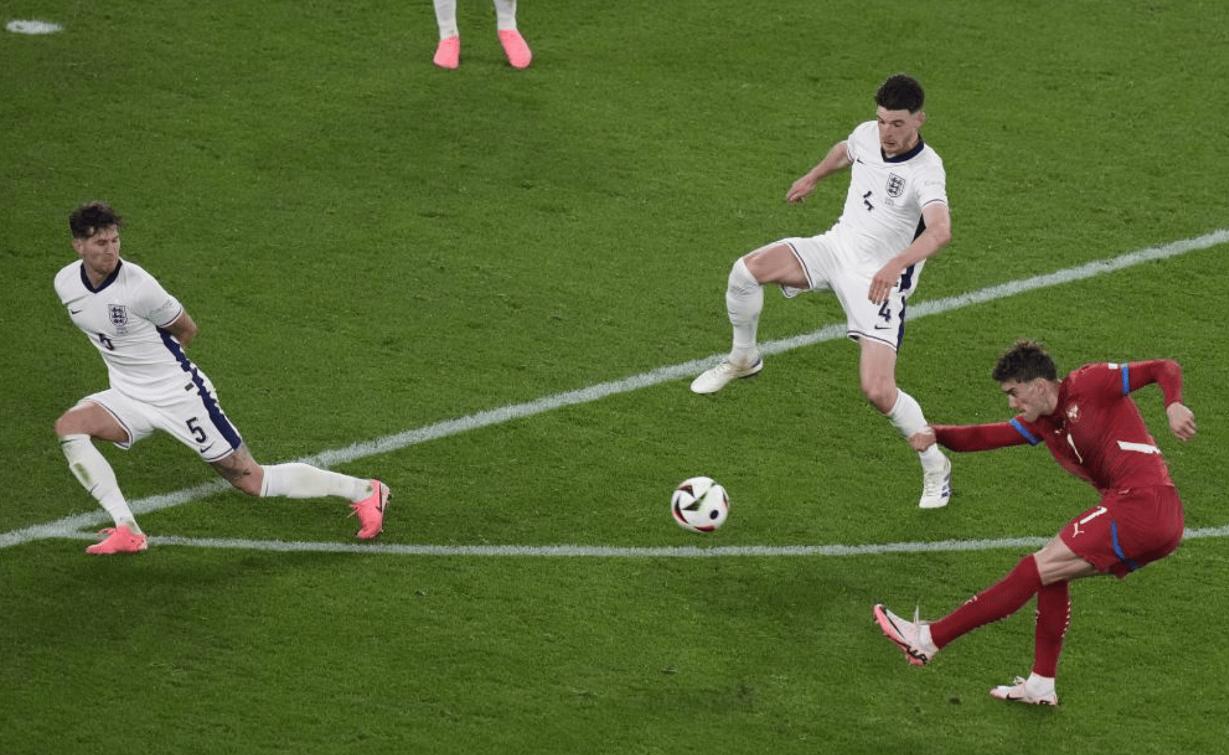 F1年度争冠之夜,贝林厄姆防守端锁死对手 F1年度争冠之夜,贝林厄姆防守端锁死对手