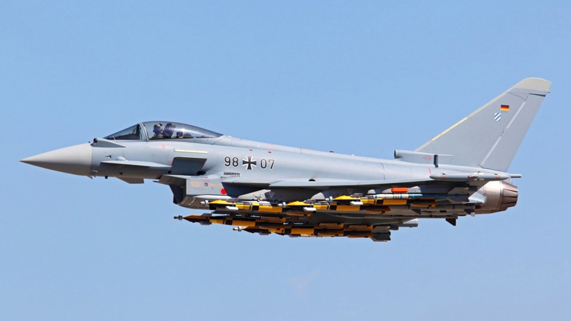 速度与魔法，F1街道赛焦点战与魔术横扫猛龙的体育启示