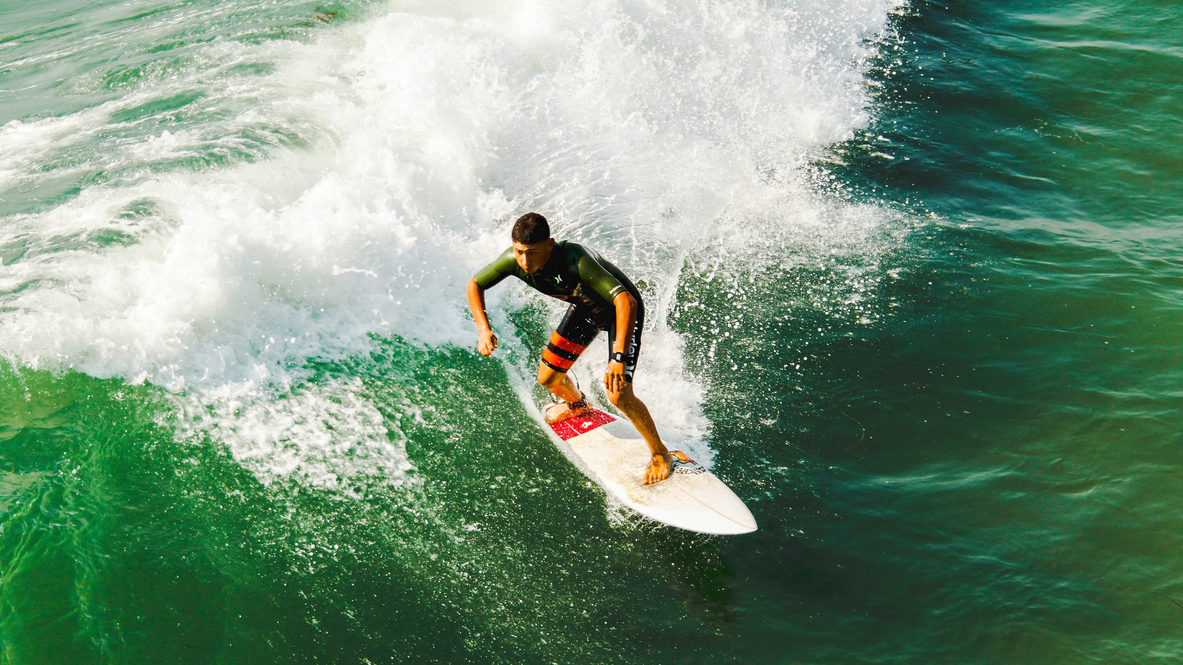 银色闪电，当赛道嘶吼与球场绝杀在同一刻度共振